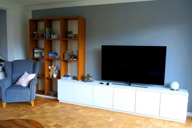 Weißes TV-Lowboard mit offenem Regal in Naturholz