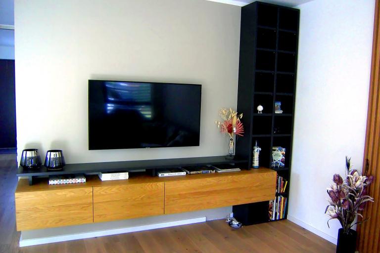 Lowboard in schwarz und Naturoptik mit schwarzem Medienregal