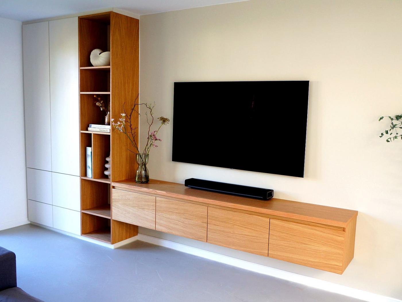 TV-Lowboard und Schrank mit weißen Türen und Fächern als Wohnwand