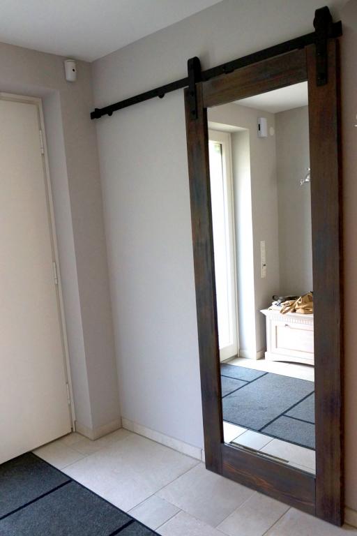 Elegante Schiebetür mit Spiegel, dunkel gebeizt