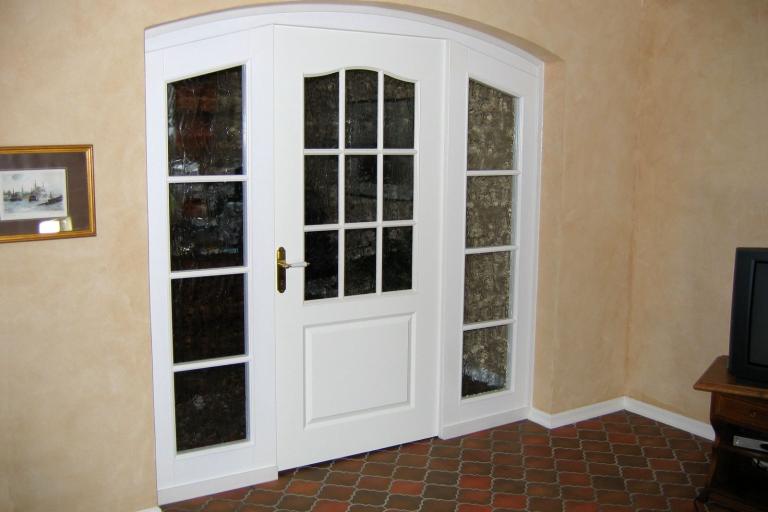 Innentür zum Windfang, mit Flügeln, Glasfenstern und Messing-Türgriff