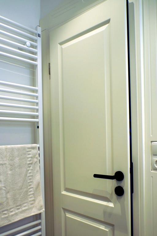 Badezimmer-Tür im Landhaus-Stil mit schwarzem Griff und Schloss