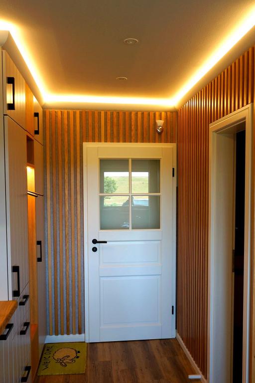 Landhaus-Tür mit Fenstern und Türschloss, weiß gelackt