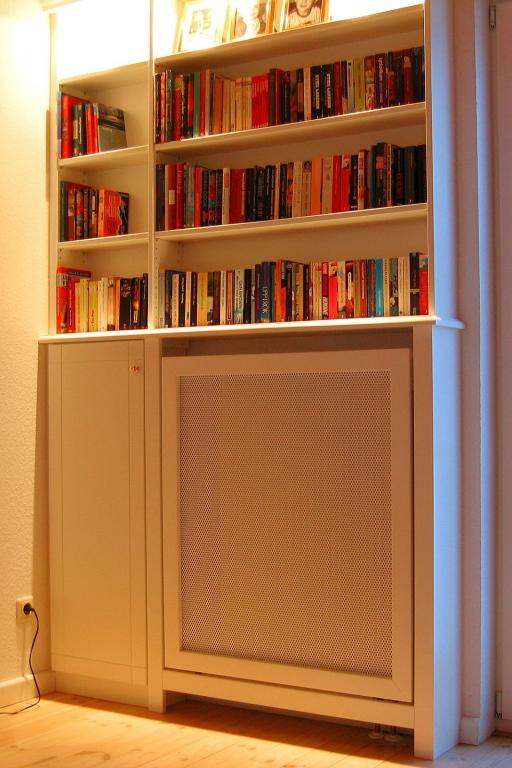 Praktische Kombination aus Heizkörperverkleidung und Bücherregal