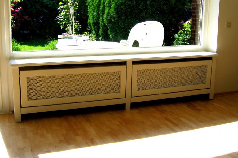 Fensterbank mit verblendeten Heizkörpern