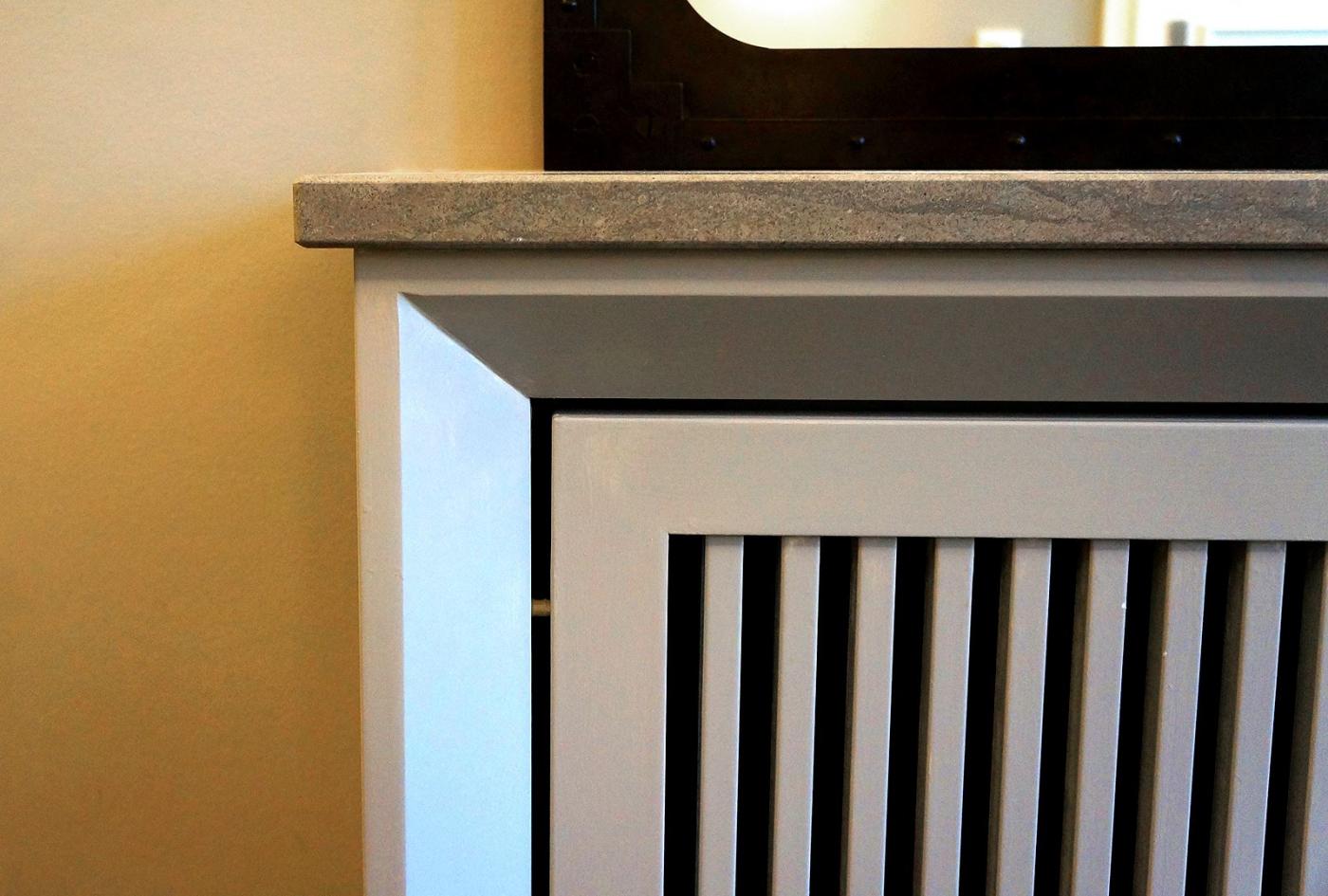 Heizkörperverkleidung mit versenktem Gitter und Steinplatte als Ablage