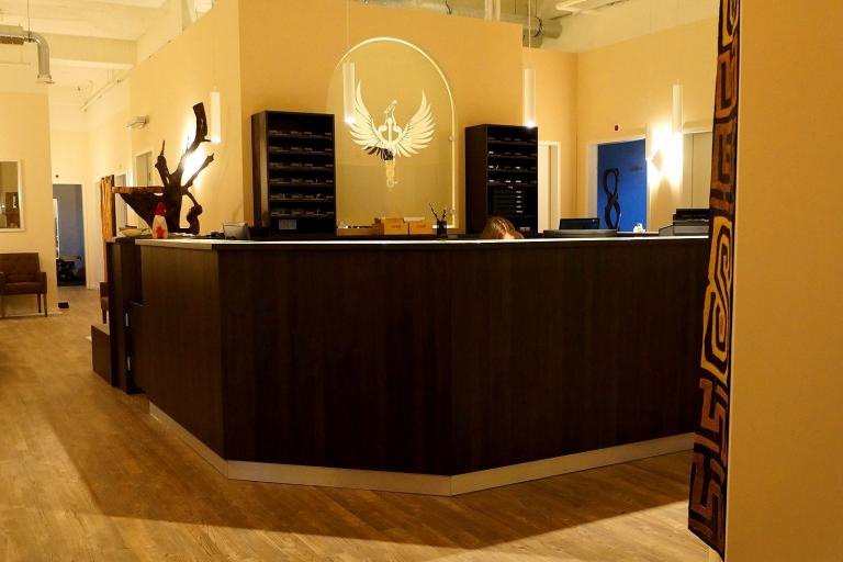 Empfangstresen mit lackiertem Holz und Ablagefächern