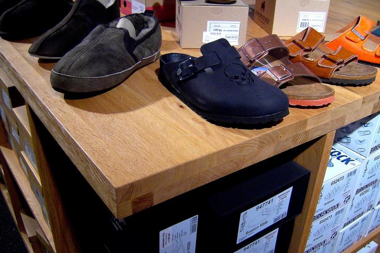 Produkt-Präsentationstisch mit Fächern aus geöltem Naturholz