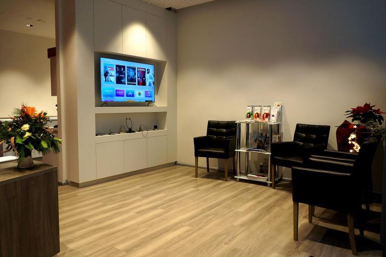 Wartebereich mit Schränken, Präsentationsfläche und Regalen