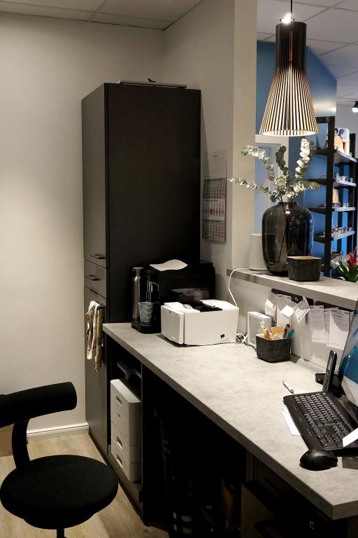 Empfangstresen für Kunden mit Computerarbeitsplatz und Schrank