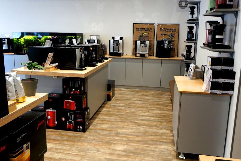 Produkttresen mit lackierten Fronten und Naturholz-Ablagefläche