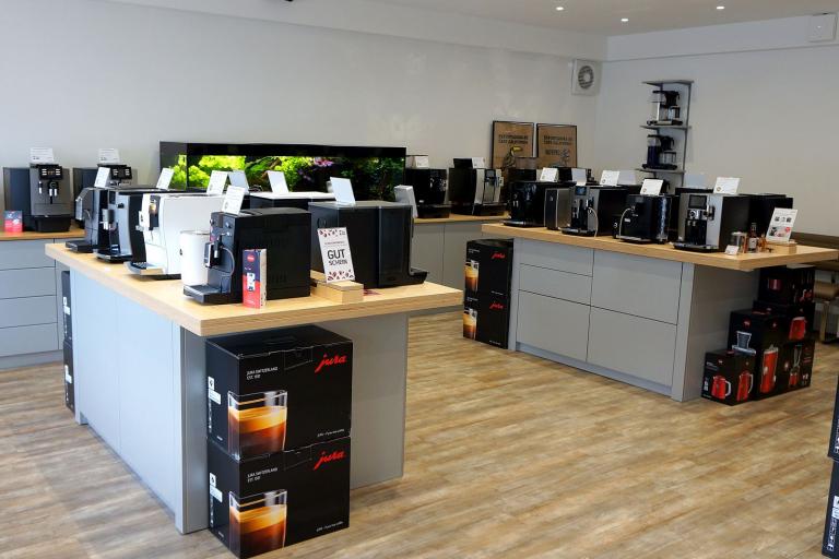 Produkttische mit Lagerfläche für Präsentation und Verkauf