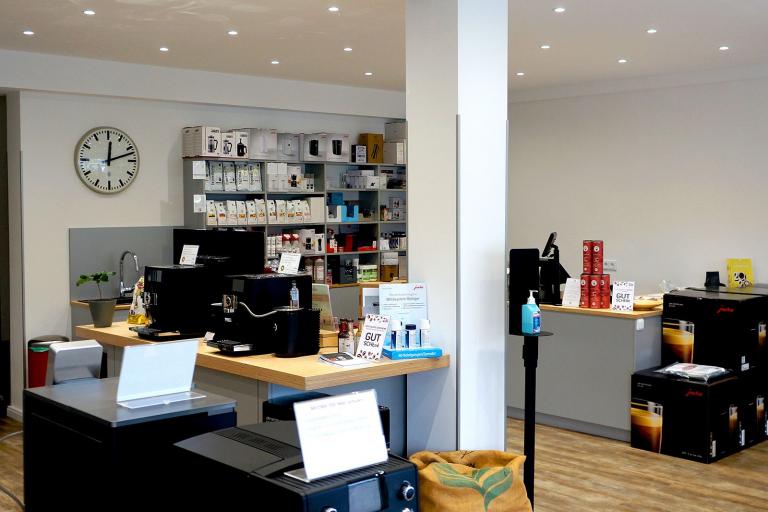 Kassentresen und Produkttische auf Holzboden