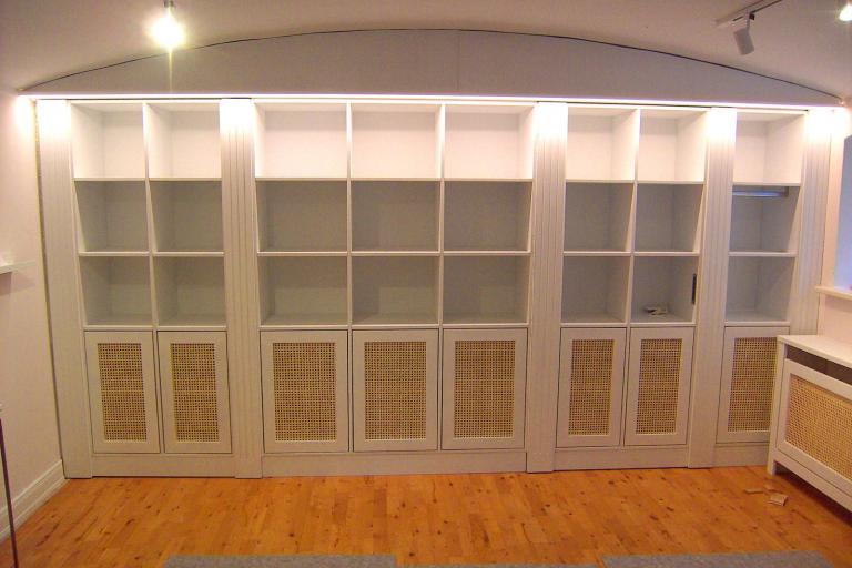 Wandregal mit Unterschränken und beleuchteten Fächern