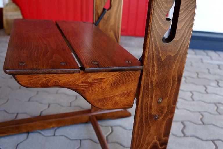 Sitzfläche eines wiederaufbereiteten Schulpults