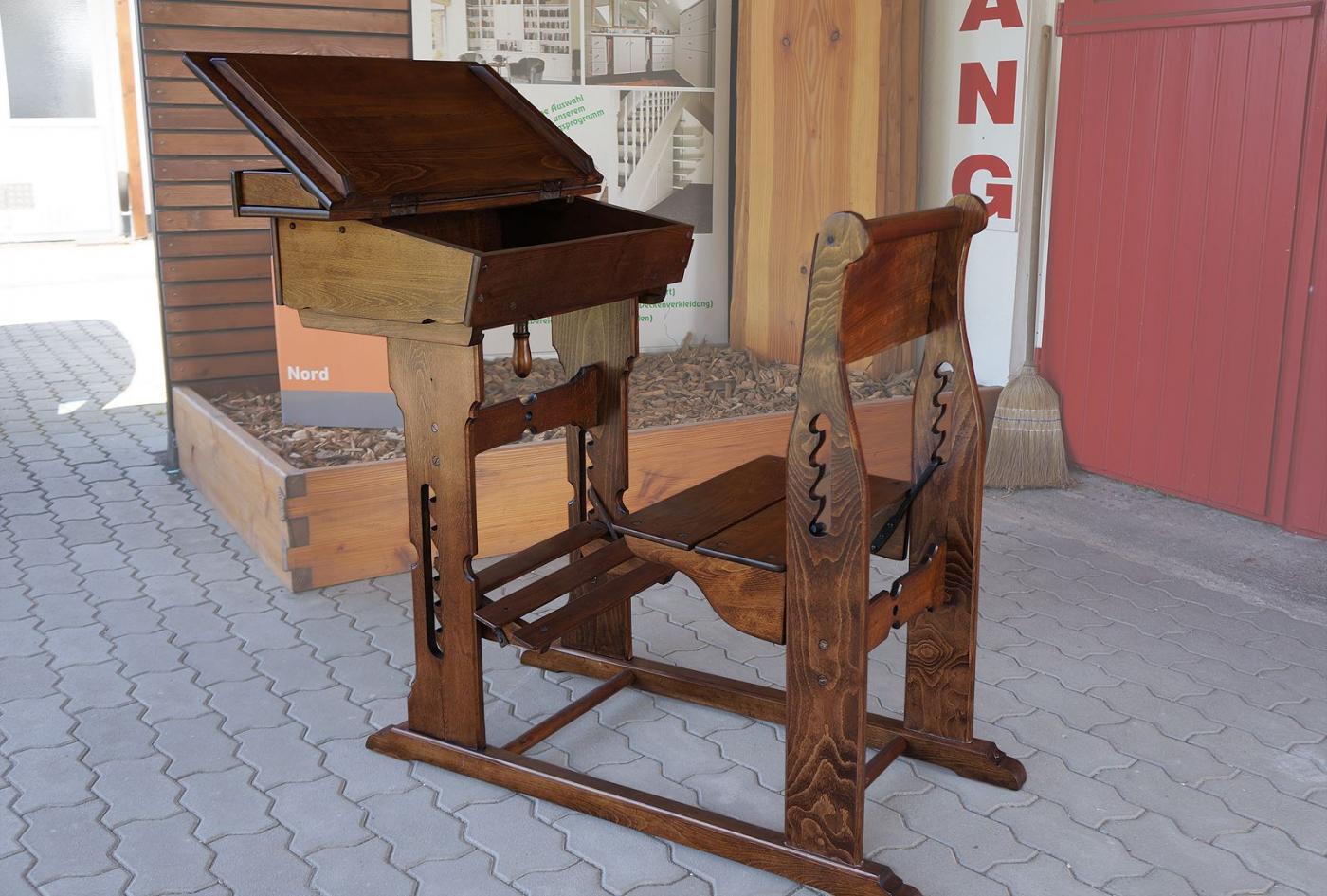 Restauriertes Schulpult