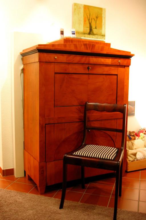 Restaurierter Sekretär und Polsterstuhl